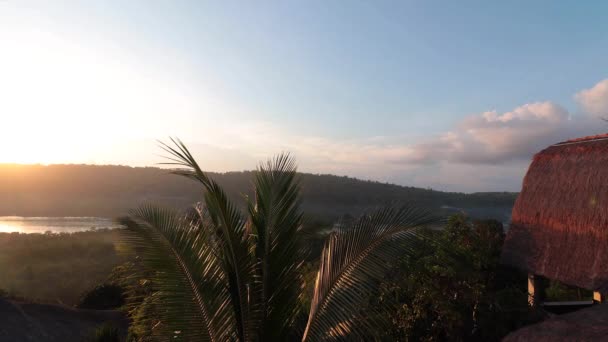 Vackra soluppgången över havet. Tid förflutit. Tropiska ön Nusa Lembongan, Indonesien. — Stockvideo