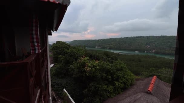 Vackra soluppgången över havet. Tid förflutit. Tropiska ön Nusa Lembongan, Indonesien. — Stockvideo