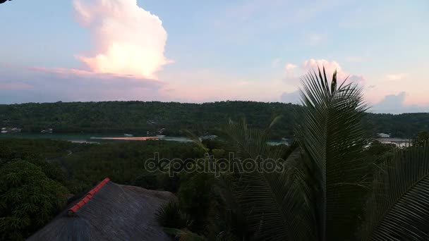 Időközű Sunset óceán, drámai felhők és az eső. Trópusi sziget Nusa Lembongan, Indonézia. — Stock videók