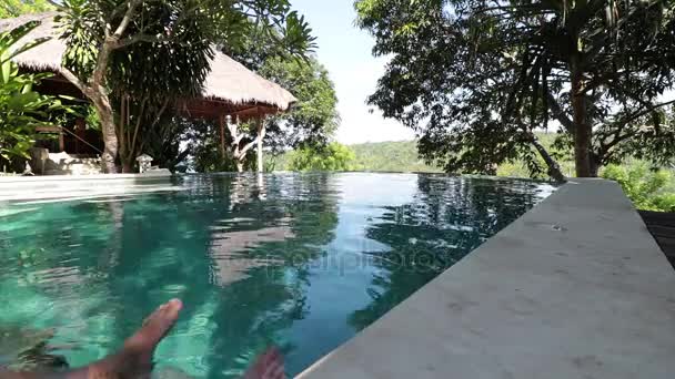 Paar man voeten in zwembad. Tropische eiland Nusa Lembongan, Indonesië. Het zwembad op de klif. — Stockvideo