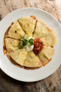 Mexican Quesadilla tavuk bir ahşap üzerine hizmet guacamole veya salsa sosu. Üstten görünüm.