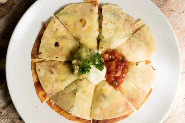 Mexican Quesadilla tavuk bir ahşap üzerine hizmet guacamole veya salsa sosu. Üstten görünüm.