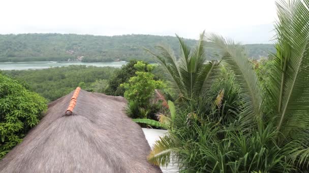 Timelapse, τροπική σκηνή νησί Νούσα Λεμπόνγκαν, Ινδονησία, Ασία. Μπροστά από το νησί Ceningan. Θέα από το μπανγκαλόου στο γκρεμό. — Αρχείο Βίντεο