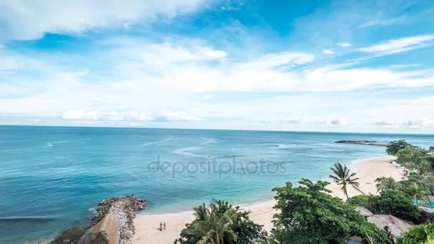 Time lapse, scène tropicale, vue sur l'océan depuis la falaise par une journée ensoleillée. Ciel impressionnant, eau bleue, paumes vertes. Tropical île de Bali, Indonésie . — Video