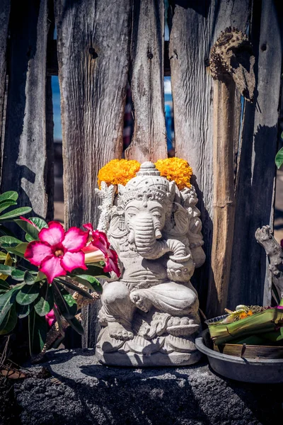 Small statue of hindu god Ganesha in tropical island Nusa Lembongan, Indonesia. Asia. — Stock Photo, Image