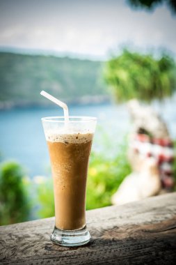 Cam üzerinde ahşap dışında soğuk kahve. Tropikal Adası, Endonezya, Asya.