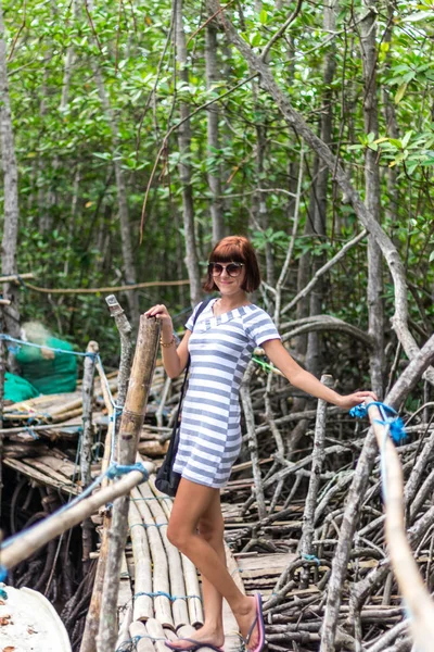 Mujeres caucásicas jóvenes felices posando en la selva cerca del río en el bosque de manglares de la isla tropical Nusa Lembongan, Indonesia, Asia. Día soleado, vacaciones, viajero mujer joven , — Foto de Stock