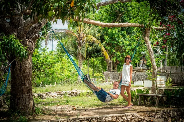 Portrét šťastný mladý romantický pár v houpací síti během své dovolené na tropický ostrov Bali, Indonésie. Milostná scéna. Asie. Dívka bydlí u svého přítele. — Stock fotografie