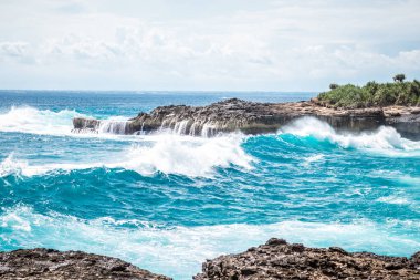 Devils gözyaşı kayalarda, güzel bir mavi dalga aşağı düştü, tropik ada Nusa Lembongan, Endonezya, Asya. Güneşli bir gün, büyük dalgalar.