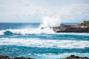 Devils gözyaşı kayalarda, güzel bir mavi dalga aşağı düştü, tropik ada Nusa Lembongan, Endonezya, Asya. Güneşli bir gün, büyük dalgalar.