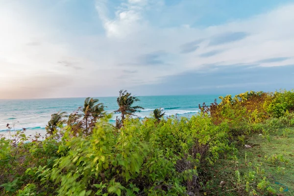 Coucher de soleil sur l'océan, composition de la nature. Belle vue tropicale. Île de Bali, Indonésie. Plage de Balangan . — Photo
