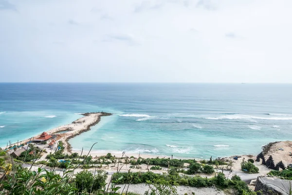 Paisaje de la isla tropical, océano en un bacakground. Hermosa vista desde el acantilado hasta la costa. Paisajes al aire libre, Isla de Bali, Indonesia . — Foto de stock gratis