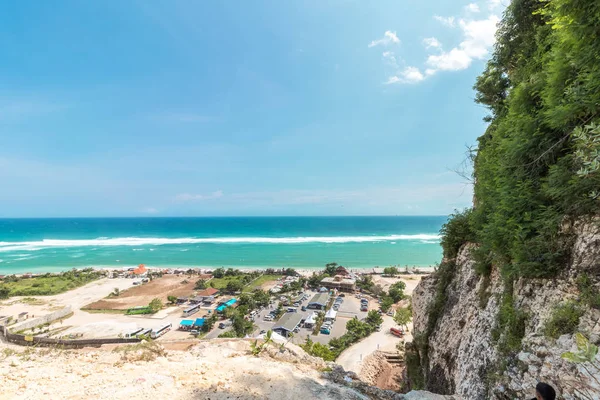 Paisagem tropical insular, oceano num terreno de bacharelado. Bela vista do penhasco para a costa. Paisagem ao ar livre, Ilha de Bali, Indonésia . — Fotografia de Stock