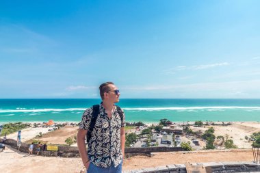 Mavi okyanus arka plan - mutlu erkek deniz görünümü noktada - kavramı özgürlük ve yaz trip dünya backpacker stil çevresinde rahatlatıcı tarafından kal yakışıklı Gezgin adamım. Bali, Endonezya.