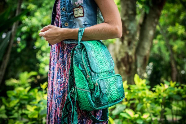 Элегантная леди со стильной короткой прической и очками с роскошным змеиным рюкзаком из кожи питона. Бали. Азия, Индонезия . — стоковое фото