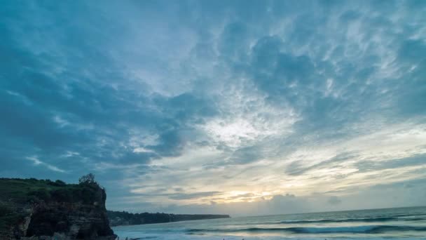 Caducidad de tiempo del paisaje nublado durante la puesta del sol. Playa de ensueño, isla tropical de Bali, Indonesia . — Vídeos de Stock