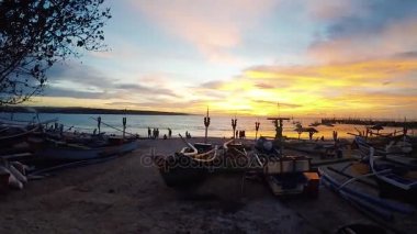 Jimbaran plaj, tropikal güzel günbatımı Bali, renkler inanılmaz ada, ışık ışını cennet ile Hint Okyanusu üzerinde parlayan. Bali okyanus plaj gün batımı. Balıkçı tekneleri, balıkçı köyü.