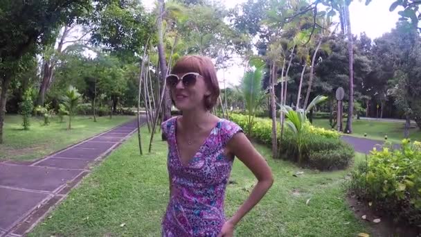 Lycklig kvinna turist närbild porträtt leende. Tropiska ön Bali, Indonesien. — Stockvideo