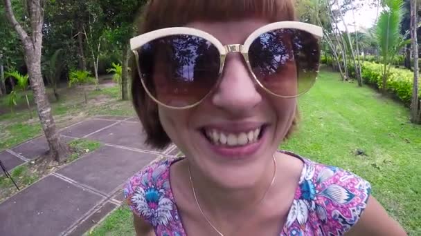 Mujer feliz turista de cerca retrato sonriendo. Isla tropical de Bali, Indonesia . — Vídeos de Stock