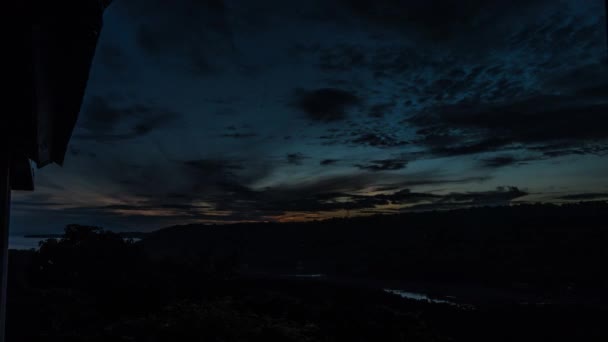El sol sale temprano por la mañana. Time lapse tropical sunrise, Bali island, Indonesia. 4K . — Vídeo de stock