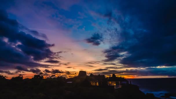 4K Incredibile tramonto colorato timelapse sopra l'oceano e la montagna. Fantastico sfondo Time lapse cielo. Bella fiammeggiante tramonto grandangolare. Bali, Indonesia . — Video Stock