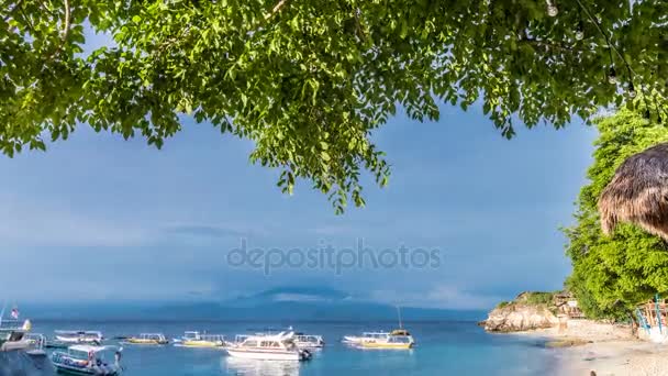 4 k 时间推移热带海景。异国风情的沙滩游戏中时光倒流。海洋、 小船、 大绿树上的奇异景观。印尼巴厘岛努沙蓝梦。在背景上的火山阿贡. — 图库视频影像