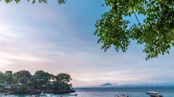 4 k 素晴れらしいカラフルなタイムラプス夕日海と山。幻想的な時間経過上空の背景。美しい燃えるような夕焼けワイド アングル レンズ。インドネシア ・ バリ島. — ストック動画