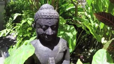 Bali dili Asya Bahçe, yavaş hareket Buda heykeli. Bali Adası, Endonezya. 1080p, 50 kare/sn, tam Hd.