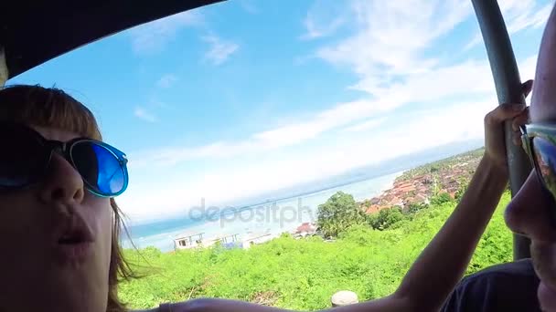 Dívka o úžasné panorama view tropické ostrov Nusa Lembongan, Bali. Usmíval se a přemýšlel. Asie. Tropical. — Stock video