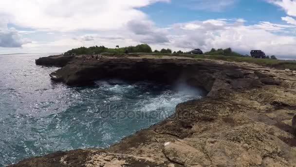 Wellen plätschern Klippenberge mächtig. Der Ortsname ist Teufelsträne. tropische insel nusa limbongan, bali, indonesien. — Stockvideo