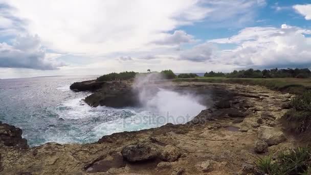 Onde spruzzando montagna scogliera potente. Il nome del posto è Devil Tear. Isola tropicale Nusa Lembongan, Bali, Indonesia . — Video Stock