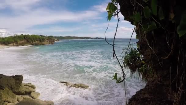 Az beyaz plaj ile tropikal lagün üzerinde palmiyeler. Cennet ada Nusa Lembongan, Bali, Endonezya. Mavi su ve şaşırtıcı gökyüzü. Sessiz bir yer, insan yok. Ağır çekim. — Stok video