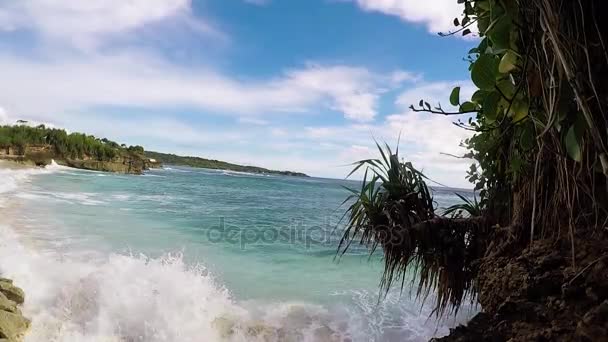 Az beyaz plaj ile tropikal lagün üzerinde palmiyeler. Cennet ada Nusa Lembongan, Bali, Endonezya. Mavi su ve şaşırtıcı gökyüzü. Sessiz bir yer, insan yok. Ağır çekim. — Stok video