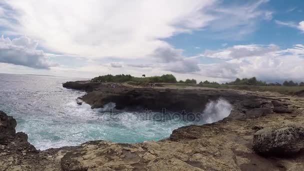 Волны, брызгающие мощной скалой. Место называется Дьявольский слёз. Остров Нуса-Лембонган, Бали, Индонезия . — стоковое видео