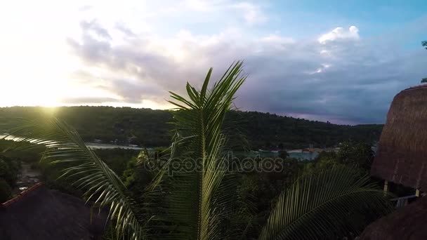 Tropische Szenerie, Sonnenaufgang, Panorama, Blick von einer Insel zur anderen. frühmorgens auf der insel nusa lembongan, bali, indonesien. — Stockvideo