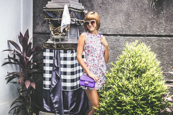 Sommerporträt einer schönen sexy Mädchen mit Sonnenbrille und Luxus handgemachte Schlangenhaut Python Handtasche im Schwimmbad. Mode im Freien. tropische bali-insel, indonesien. — Stockfoto