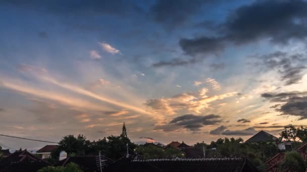 Zeitraffer tropischer Sonnenaufgang über den Dächern traditioneller balinesischer Häuser. tropische bali zeitraffer, indonesien. am frühen Morgen. Blick auf den Vulkan. — Stockvideo