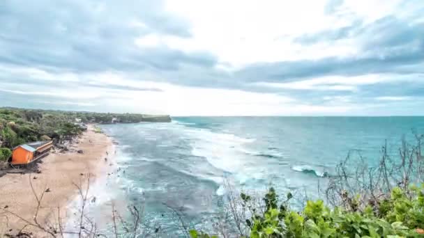 Tropická scéna Sunset časová prodleva na Balangan beach, ostrov Bali, Indonésie. Pohled z útesu. 4 k timelapse. — Stock video