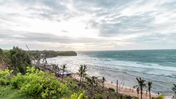 Trópusi táj, naplemente idő telik el a Balangan Beach, Bali szigetén, Indonézia. Nézd a szikláról. 4 k timelapse. — Stock videók