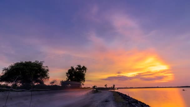 熱帯のバリ島、インドネシアの湖の夕焼け空後の美しい 4 k 風景タイムラプスを驚くほどです。4 k Uhd 時間の経過. — ストック動画