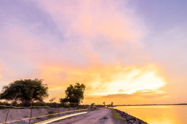 Panorama görüş ile renkli günbatımı ve alacakaranlık gökyüzü, tropikal ada Bali, Endonezya.