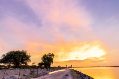 Panorama görüş ile renkli günbatımı ve alacakaranlık gökyüzü, tropikal ada Bali, Endonezya.