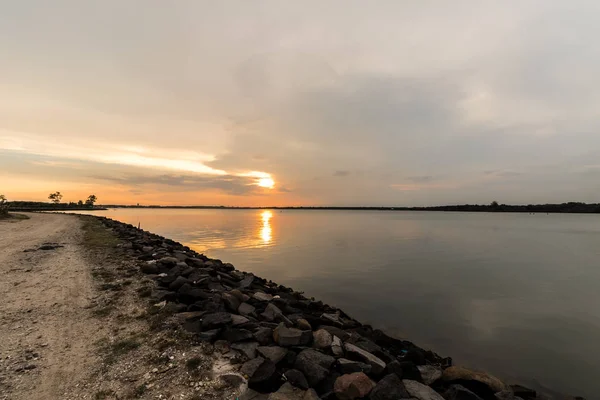 全景视图与丰富多彩的日落和黄昏的天空、 热带岛屿，巴厘岛. — 图库照片