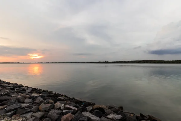 全景视图与丰富多彩的日落和黄昏的天空、 热带岛屿，巴厘岛. — 图库照片