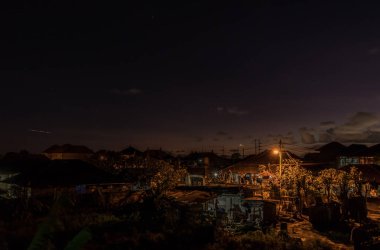 Bali dili Köyü gece sahne manzarası. Tropik ada Bali, Endonezya.