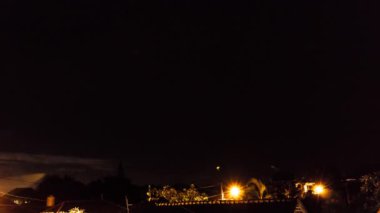 Şiddetli fırtına bulutların yıldırım ile gece 4 k zaman atlamalı. Flash timelapse..