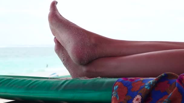 Sommarsemester - kvinna dans fötter med sand på den. Tropiska ön Bali, Indonesien. — Stockvideo