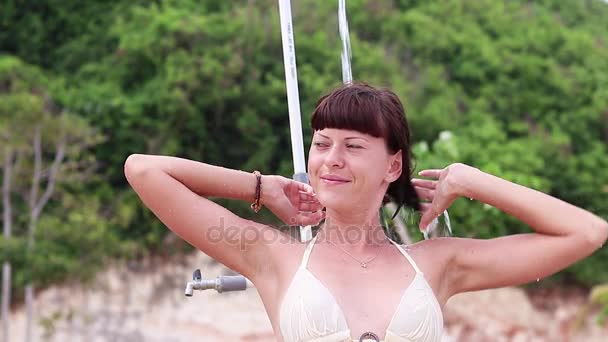 Kvinna duscha på stranden av tropiska ön Bali, Indonesien. — Stockvideo