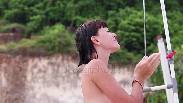 Nő zuhanyozás a strandon, a trópusi sziget, Bali, Indonézia. — Stock videók