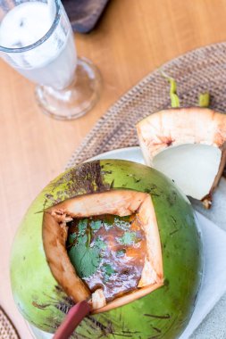 Tom yam kong veya Hindistan cevizi, Tom yum Tom yam olduğunu açık bir baharatlı çorba.